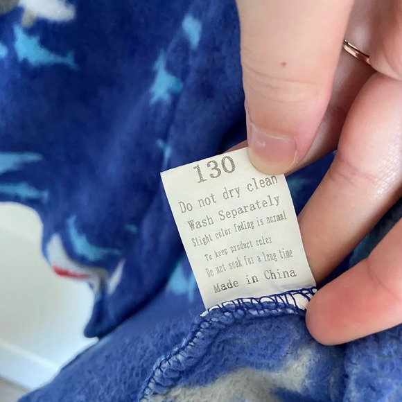 Kid’s fuzzy shark themed bathrobe — size 130 (6/7) - Picture 3 of 5